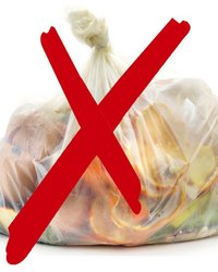 Biomüll in Plastiktüte durchgestrichen